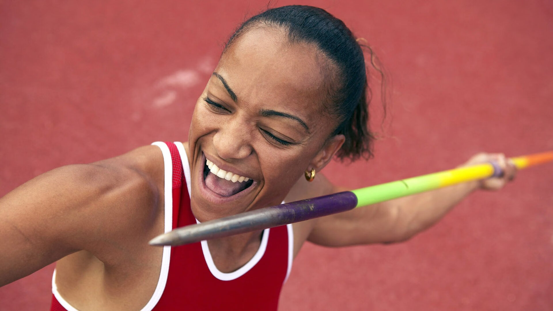 爱游戏体育-F1街道赛焦点战，当赛道轰鸣遇见球场绝杀，速度与意志的终极对话